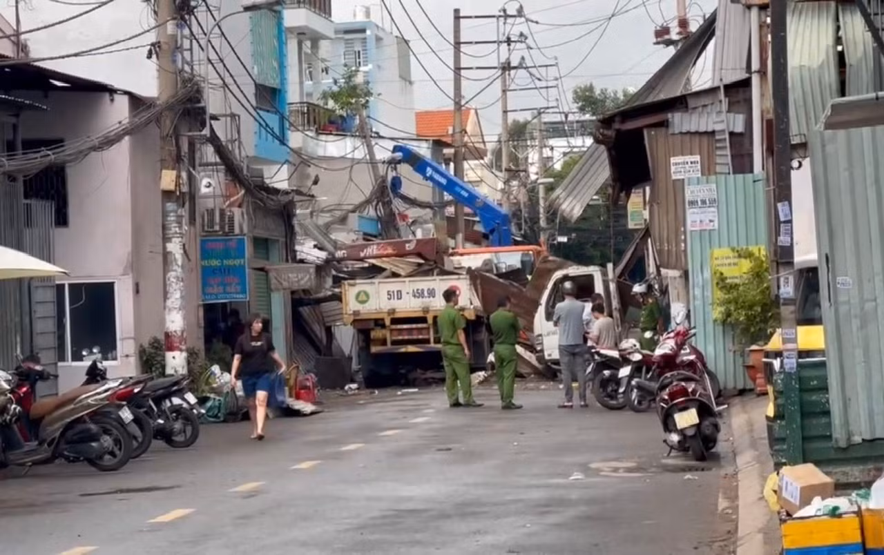 Hiện trường ngỗn ngang sau vụ nổ lò ép kính lúc rạng sáng -0