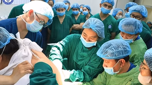 Ca mổ "cân não" lấy thai cho sản phụ nặng gần 200kg