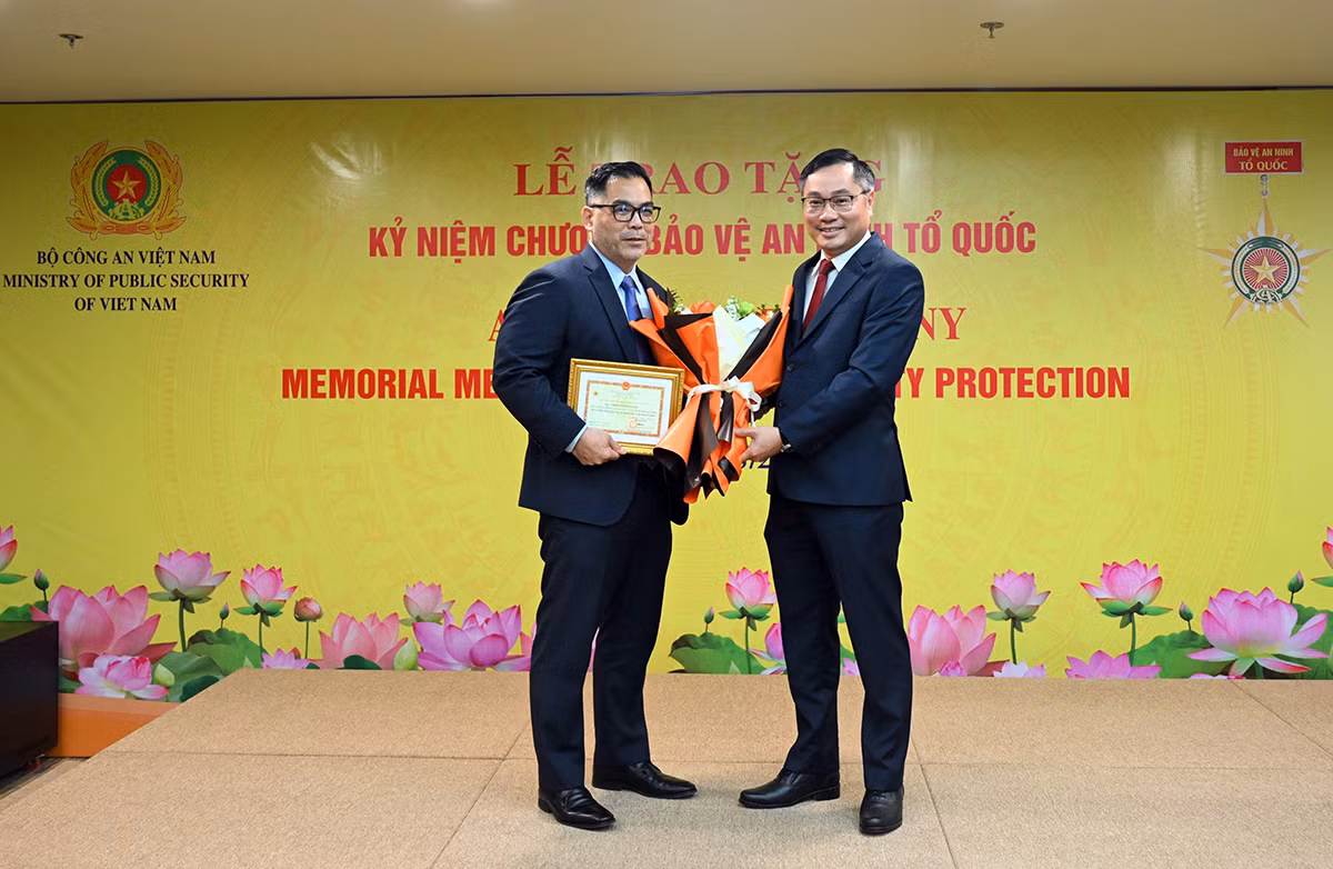 Trao Kỷ niệm chương “Bảo vệ an ninh Tổ quốc” tặng cán bộ Bộ Ngoại giao Hoa Kỳ -0