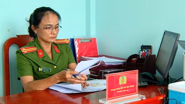 Nữ trưởng Công an xã tận tụy với công việc