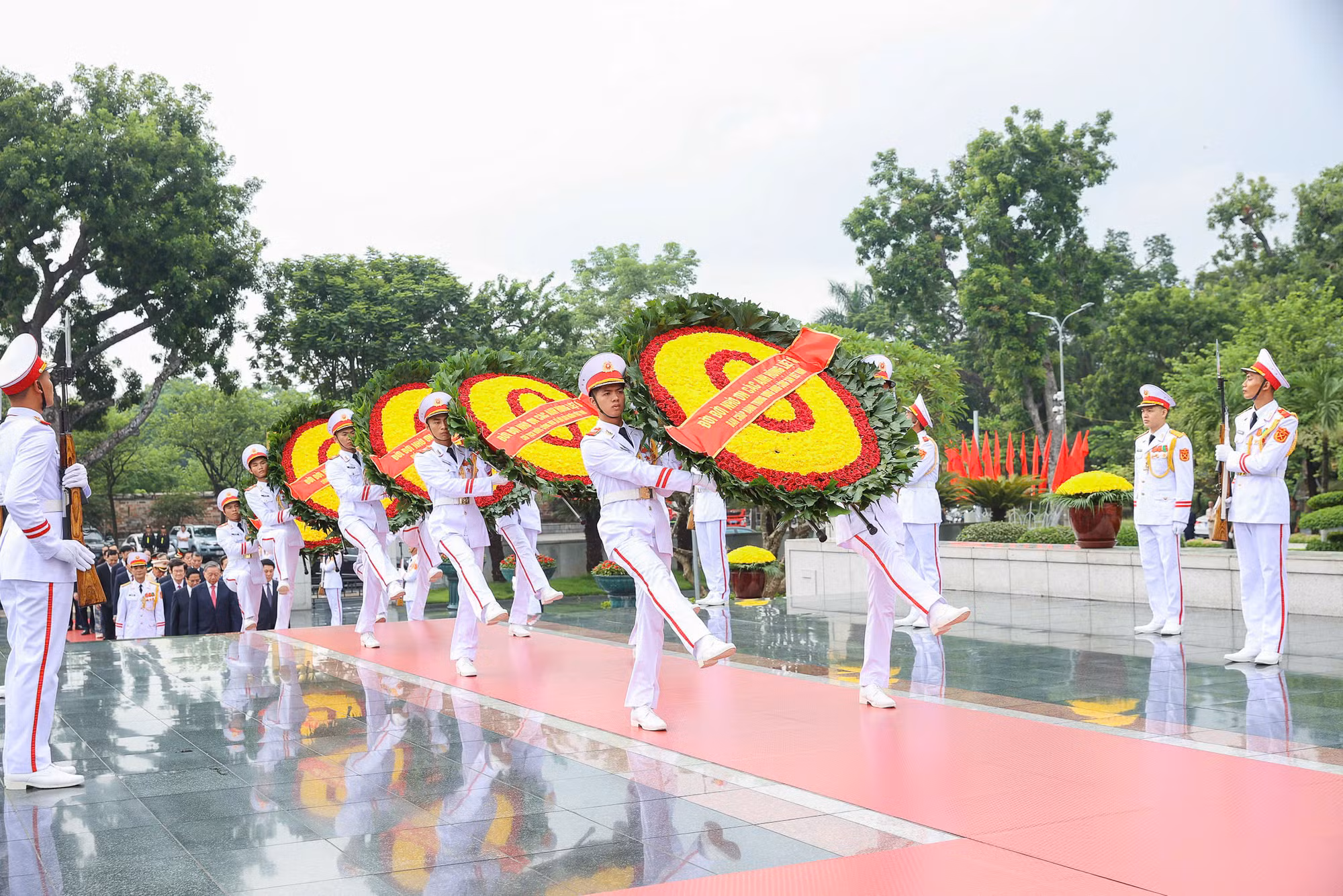 Lãnh đạo Đảng, Nhà nước, Bộ Công an vào Lăng viếng Bác -0