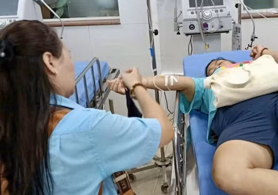Nhân viên phục vụ xe buýt Hà Nội nhanh trí cứu giúp người gặp nạn -0