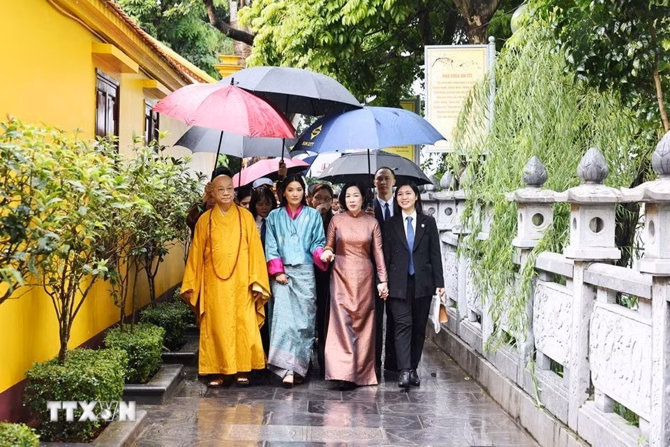 Phu nhân Chủ tịch nước và Hoàng hậu Bhutan dâng hương tại chùa Trấn Quốc -0