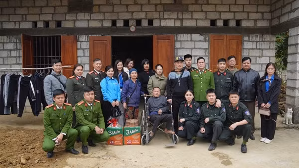 Công an tỉnh Cao Bằng tặng quà cho người khuyết tật