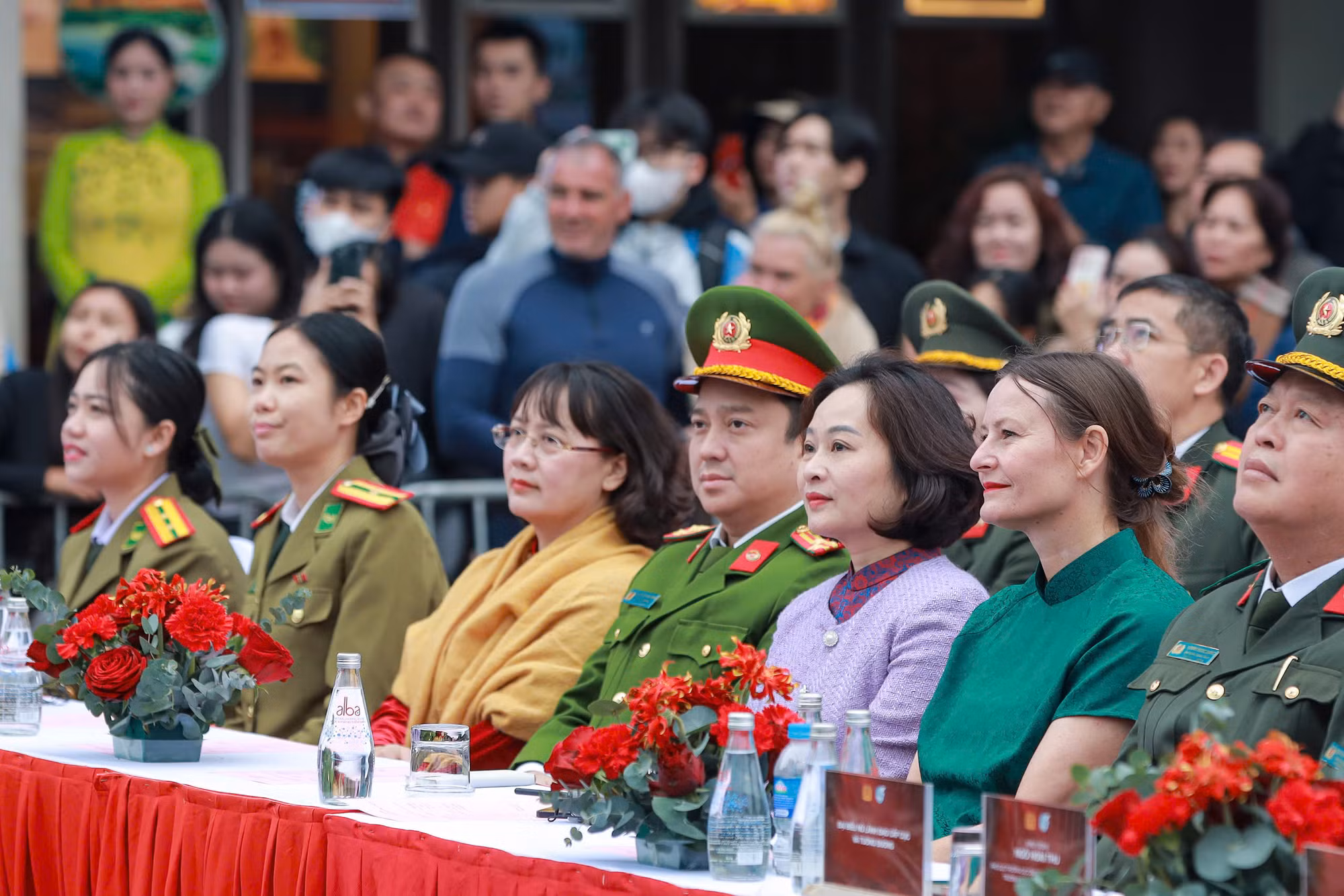 Tôn vinh áo dài, vẻ đẹp, bản lĩnh của phụ nữ ở trong và ngoài lực lượng CAND -2