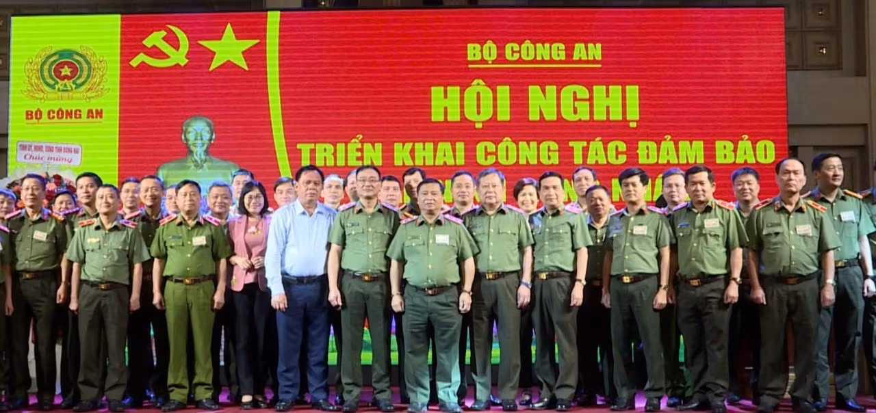 Bảo đảm để công nhân, người lao động sống, làm việc trong môi trường trật tự, kỷ cương, an ninh, an toàn -0
