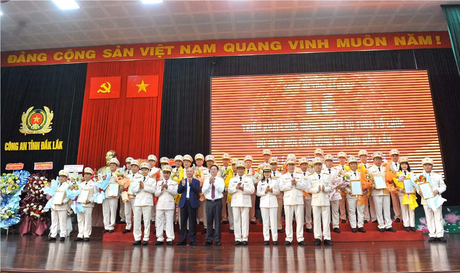 Công an Đắk Lắk công bố các quyết định về tổ chức bộ máy và công tác cán bộ -0