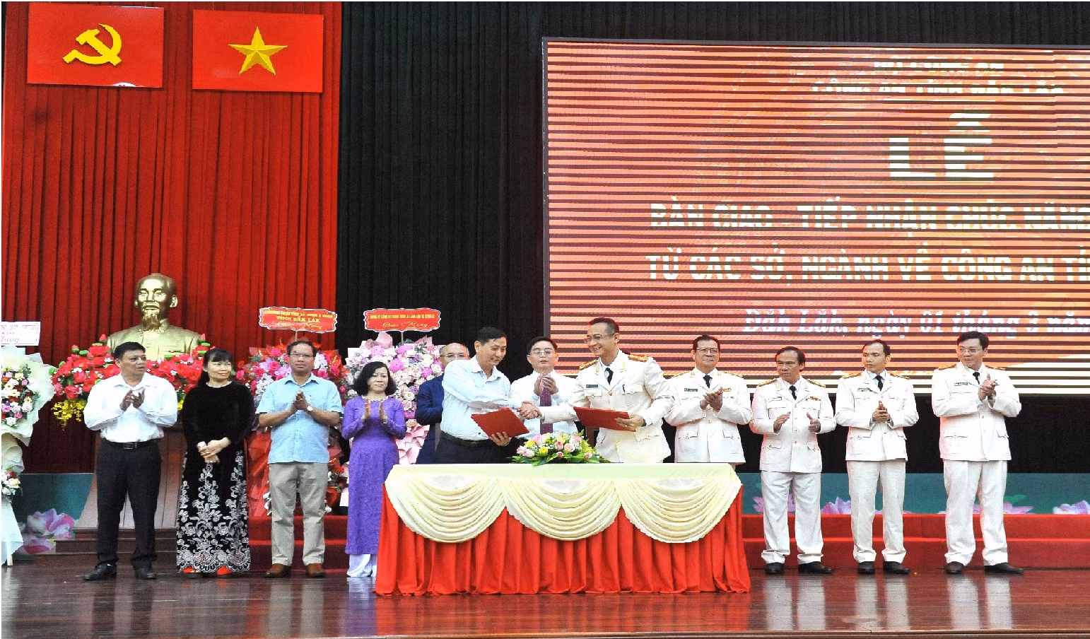 Công an Đắk Lắk công bố các quyết định về tổ chức bộ máy và công tác cán bộ -0