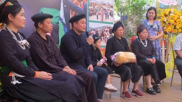 Triển lãm ảnh về Làng Nủ - Từ đau thương đến tái sinh
