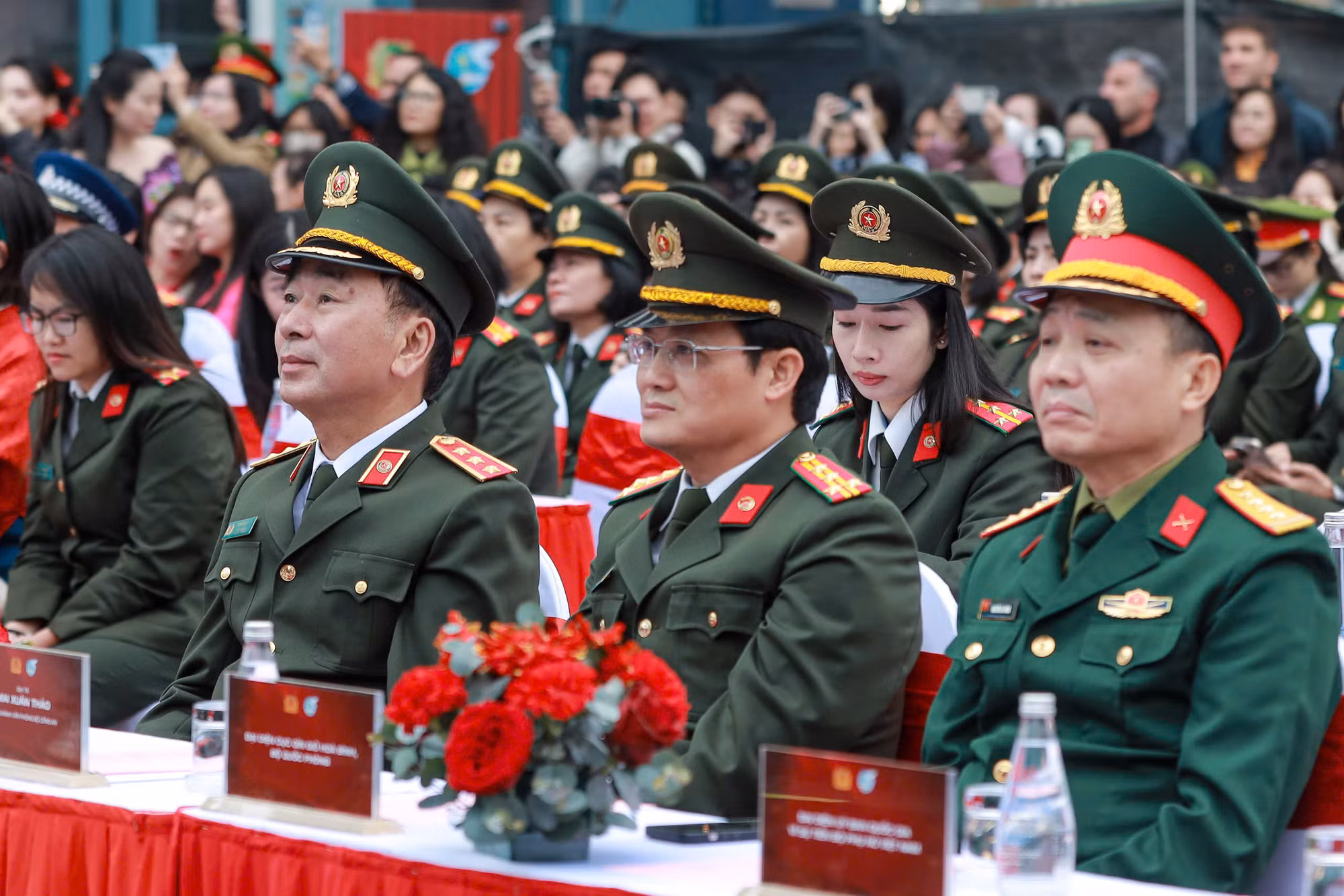 Tôn vinh áo dài, vẻ đẹp, bản lĩnh của phụ nữ ở trong và ngoài lực lượng CAND -0
