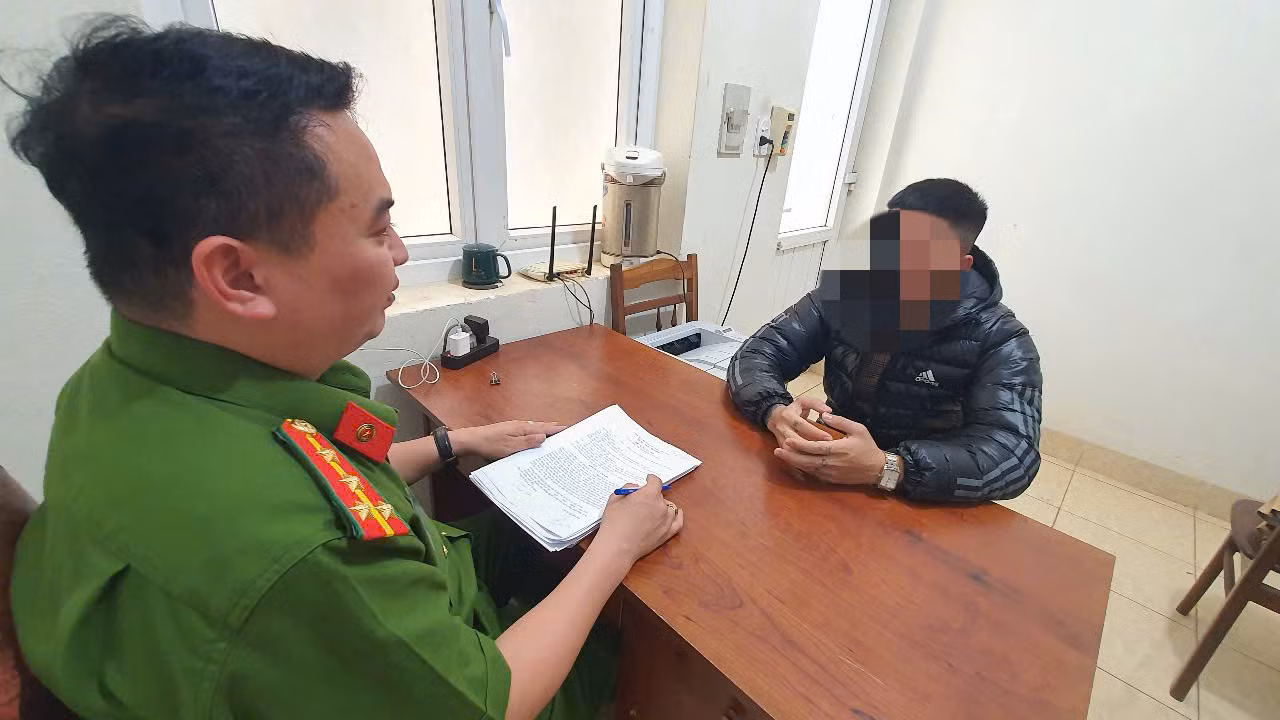 Triệu tập 2 thanh niên đánh người tới tấp sau va chạm giao thông -0