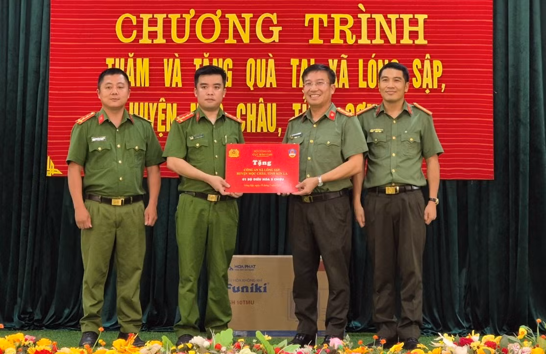 Cục Đào tạo thăm, tặng quà Công an xã và 7 gia đình chính sách xã Lóng Sập -0
