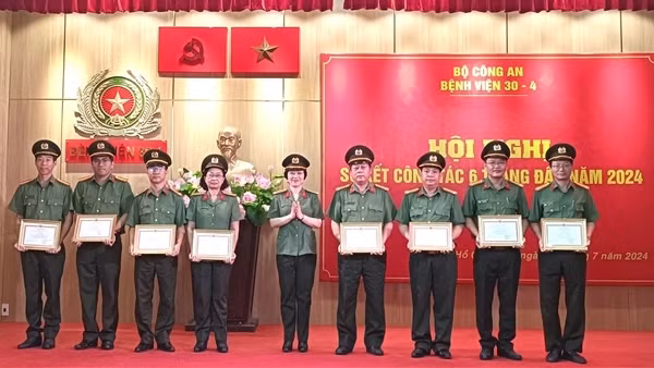 Khen thưởng hơn 150 CBCS xuất sắc trong công tác khám chữa bệnh và hiến máu tình nguyện