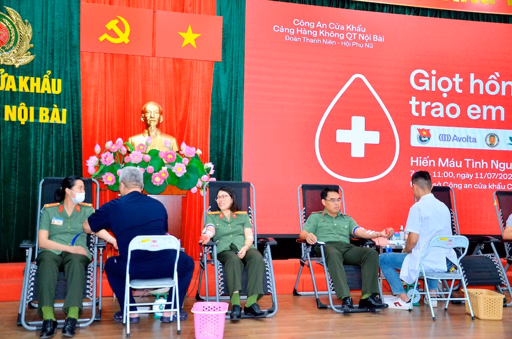 Công an cửa khẩu Cảng hàng không Quốc tế Nội Bài hiến máu tình nguyện -1