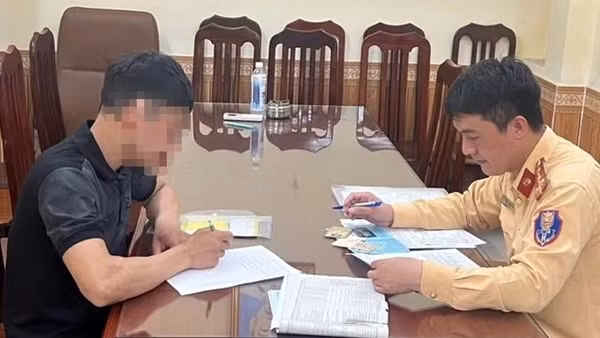 Phạt tiền và tước bằng tài xế dừng xe trên cầu Chương Dương ném rác xuống sông Hồng