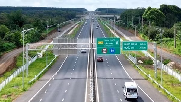 Đường cao tốc có bốn làn xe được đề xuất mức phí thấp nhất là 1.300 đồng/km