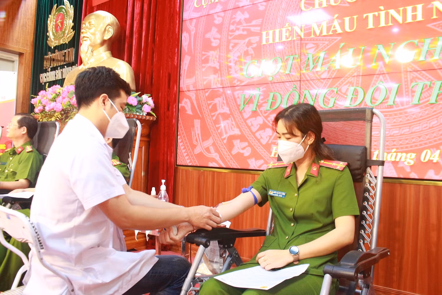 Chiến sỹ Cảnh sát tham gia hiến máu vì đồng đội thân yêu -0