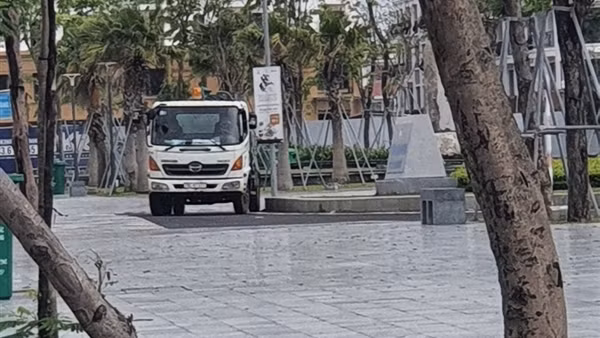 Lần thứ hai “tưới nhầm” chất thải bẩn cho cây cỏ trong công viên (?) ảnh 3