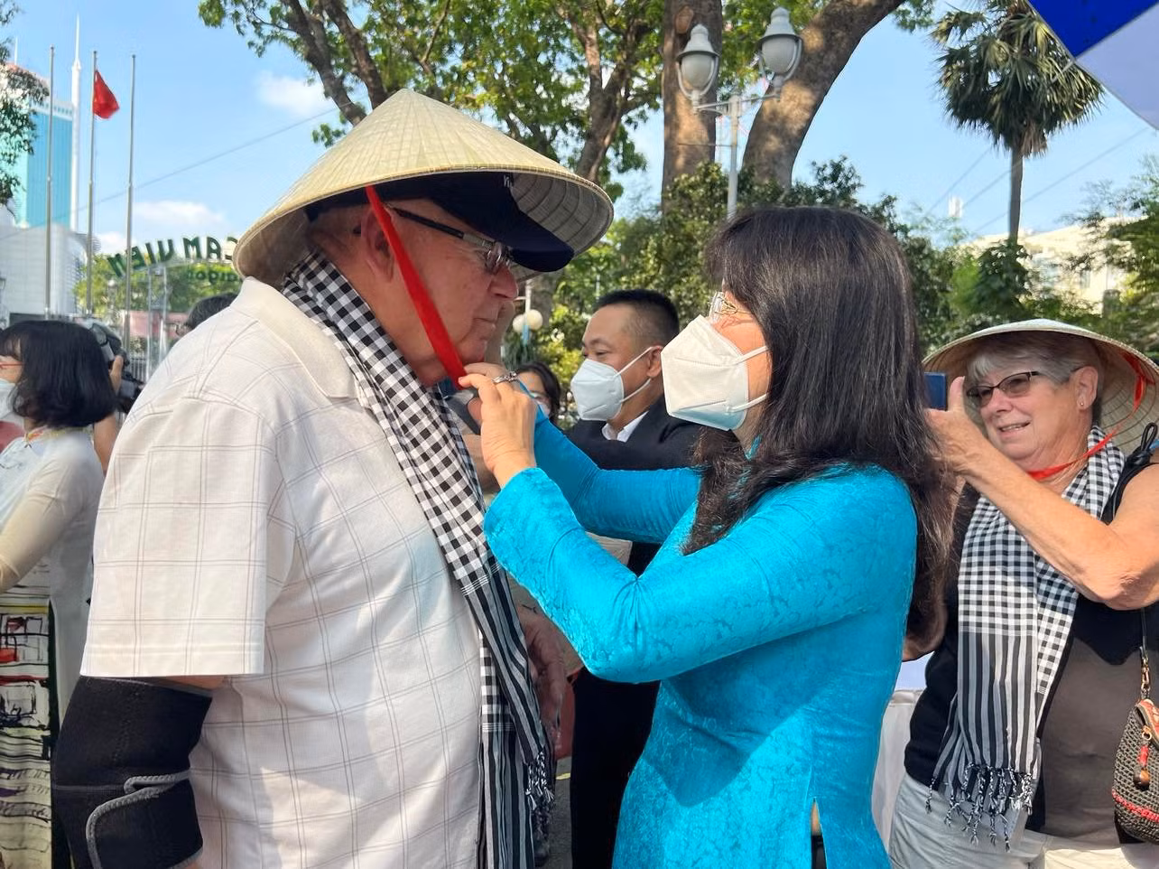 TP Hồ Chí Minh đón đoàn 130 khách du lịch Hoa Kỳ -0
