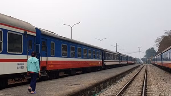 Tàu khách Hà Nội - Lào Cai chạy lại sau nhiều tháng tạm dừng