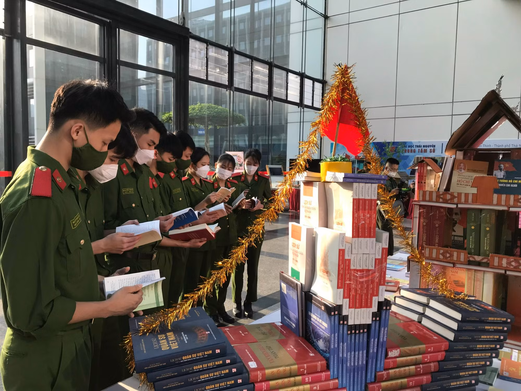 Khai mạc Ngày Sách và Văn hóa đọc chủ đề “CAND đọc và học tập suốt đời theo tấm gương Bác Hồ vĩ đại” -0