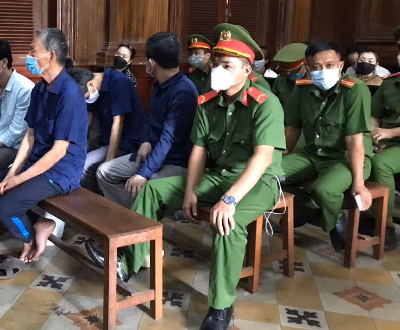 Nâng khống diện tích trồng cao su để tham ô, chú lãnh án chung thân, cháu 20 năm tù -0
