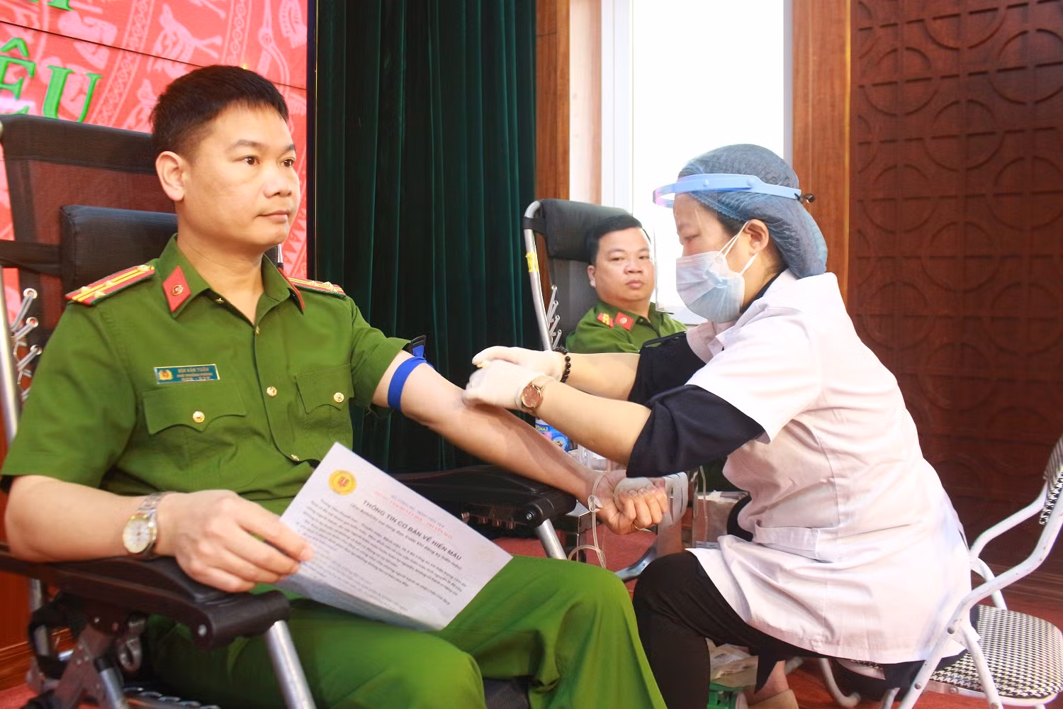 Chiến sỹ Cảnh sát tham gia hiến máu vì đồng đội thân yêu -0