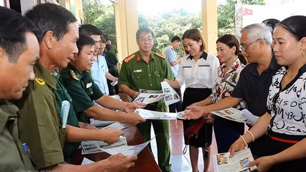 “Thưởng nóng” vụ bắt giữ đối tượng vận chuyển trái phép 30.000 viên ma túy ảnh 4