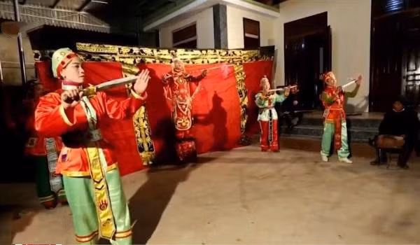trang 20 - một trích đoạn trong đêm diễn của tuồng kẻ gám.jpg -0