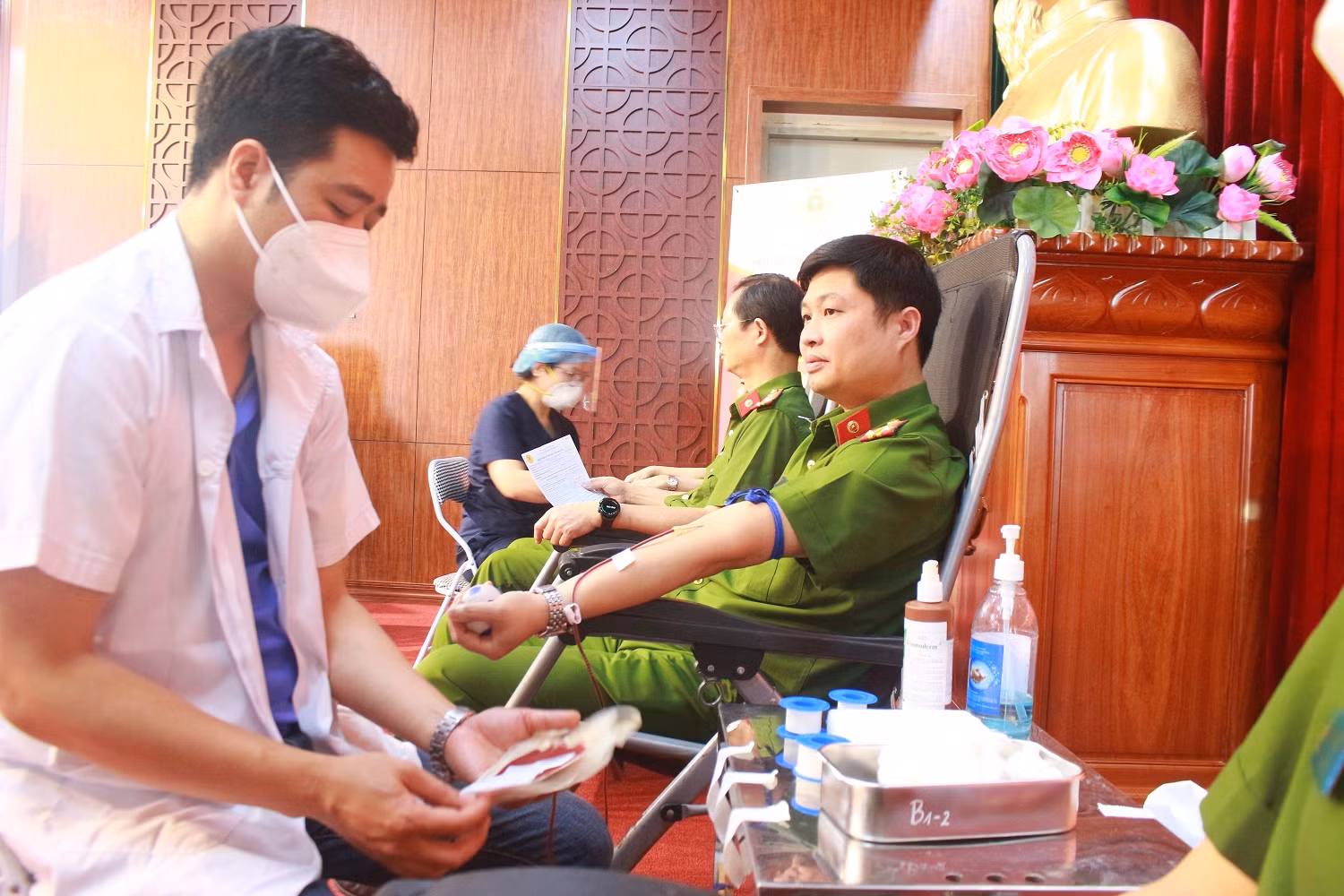 Chiến sỹ Cảnh sát tham gia hiến máu vì đồng đội thân yêu -0