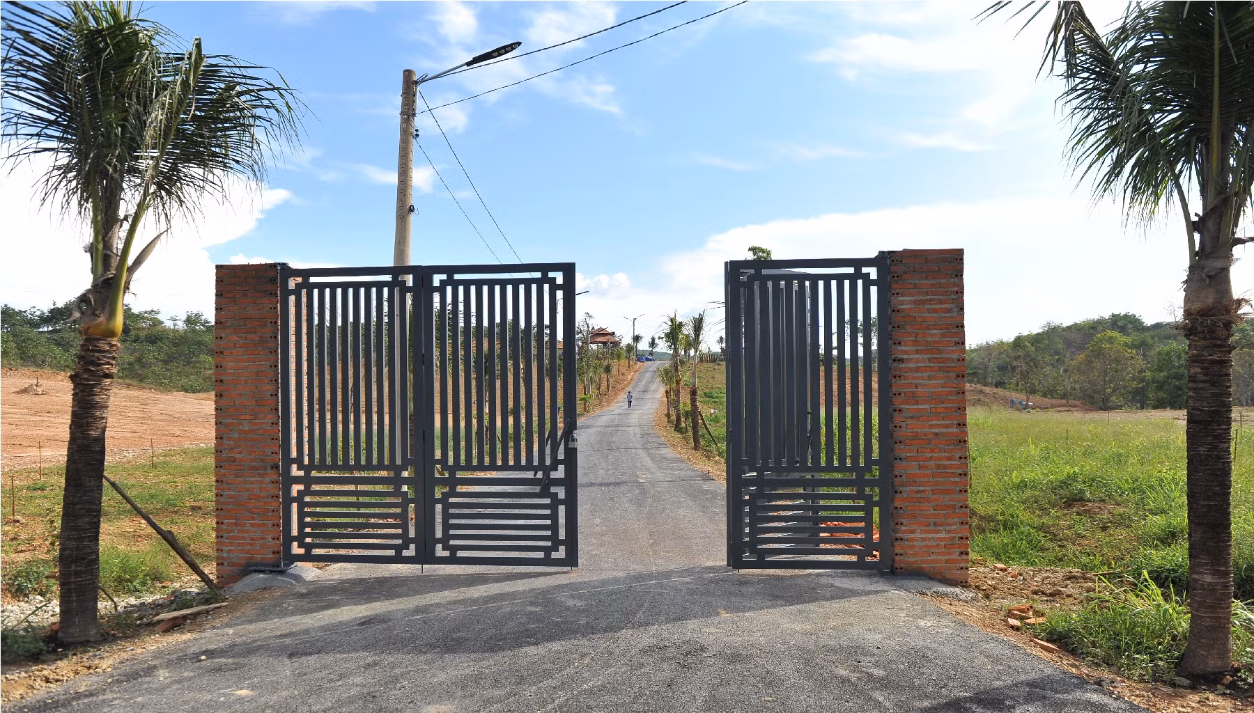 Ủi nguyên quả đồi trái phép làm dự án nghỉ dưỡng ngay trước trụ sở UBND xã -0