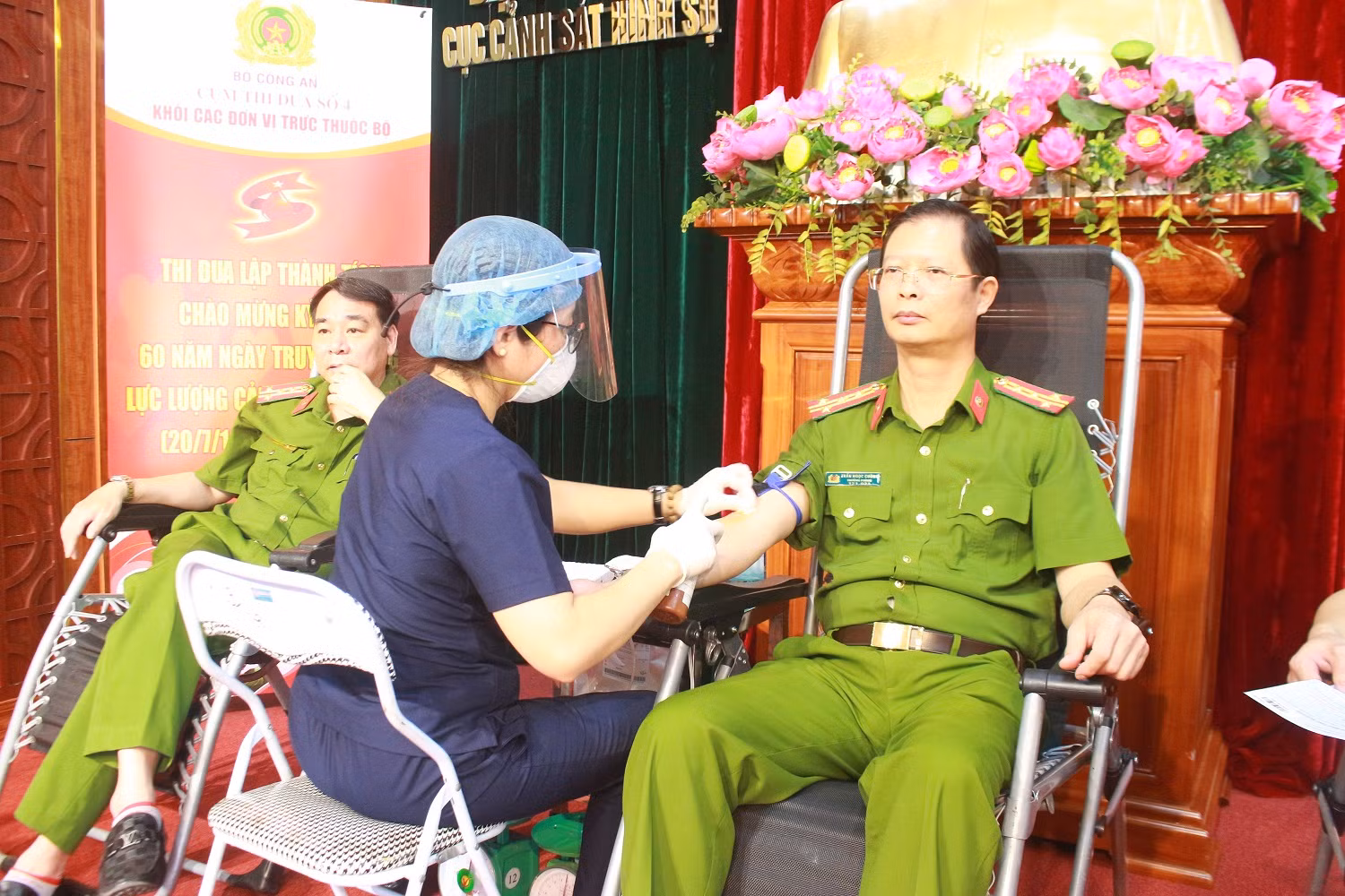 Chiến sỹ Cảnh sát tham gia hiến máu vì đồng đội thân yêu -0