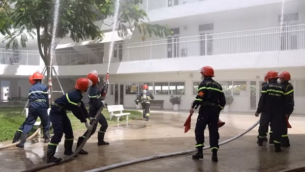 Diễn tập chữa cháy quy mô lớn ở trường học