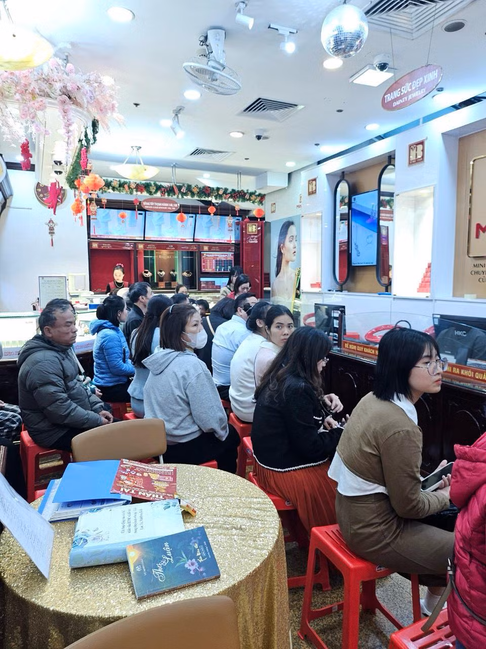 Giảm phiên mở hàng, SJC vẫn “vênh” 19 triệu đồng/lượng so với thế giới -0