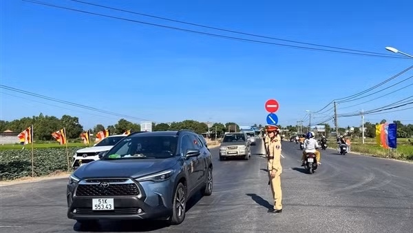 Những “bóng hồng” CSGT đội nắng phục vụ người dân vui xuân