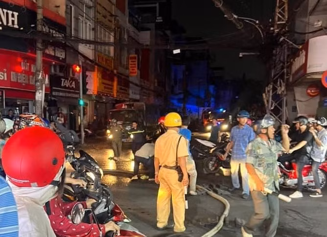 Bất lực không thể cứu bé trai 8 tuổi mắc kẹt trong đám cháy -0