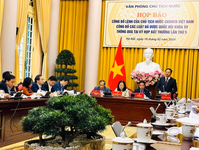 Công bố Luật Đất đai và Luật Các tổ chức tín dụng -0
