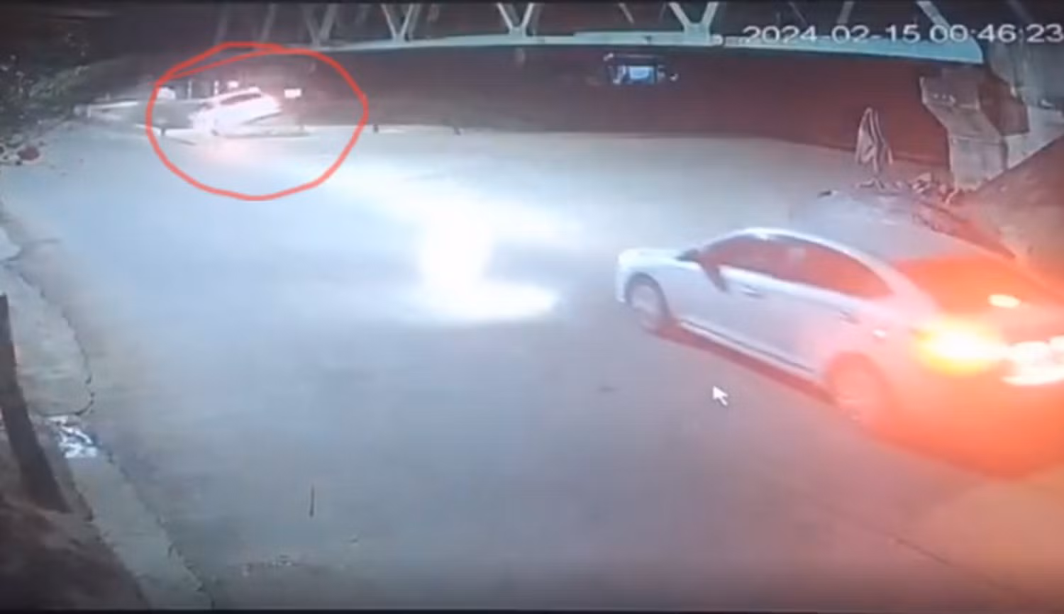 Xe ô tô du lịch rơi xuống chân cầu, tài xế tử vong -0