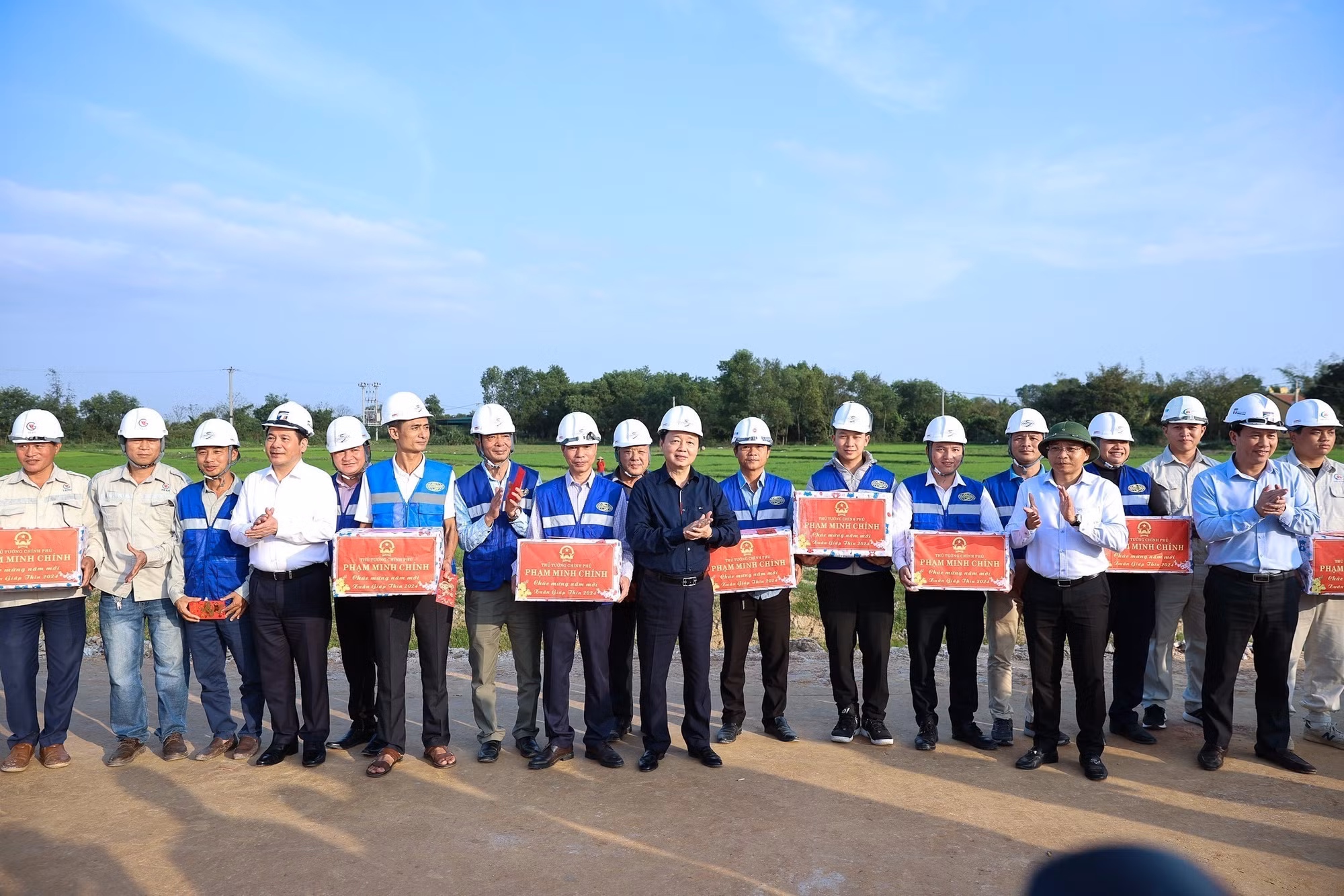 vna_potal_pho_thu_tuong_tran_hong_ha_kiem_tra_tien_do_du_an_duong_bo_cao_toc_bac_-_nam_phia_dong_7229685.jpg -0