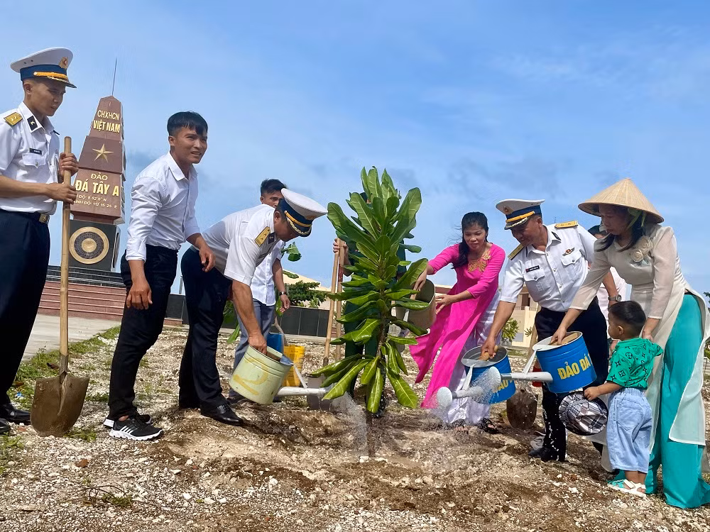 Tết trồng cây và mục tiêu xanh hoá Trường Sa -0