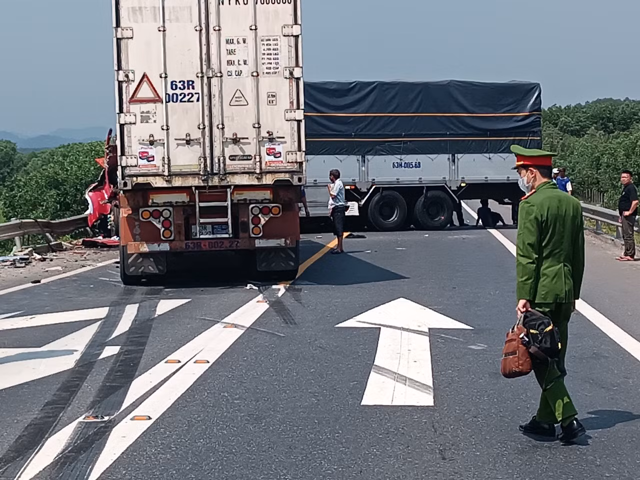 Ô tô tông liên hoàn trên cao tốc Cam Lộ - La Sơn, 3 người thương vong -0