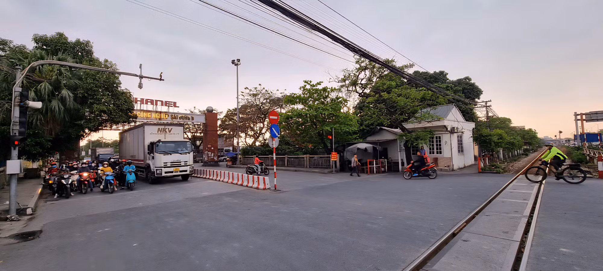 Cảnh sát giao thông Hà Nội gắn biển tuyên truyền bảo đảm trật tự ATGT đường sắt -0