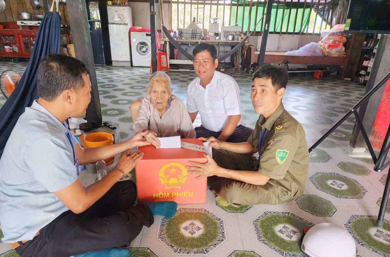 Thắm tình quân dân trong ngày hội non sông -0