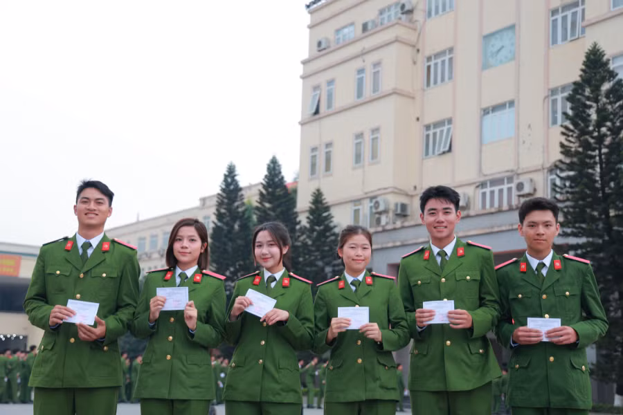 Niềm tự hào của học viên CAND trong lần đầu cầm lá phiếu -0