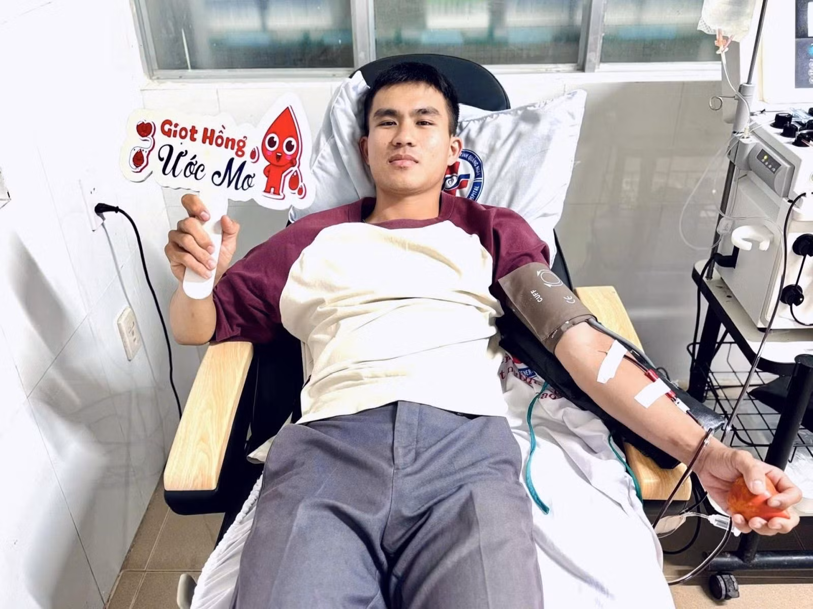 Lan tỏa hình ảnh cán bộ, chiến sĩ Công an Quảng Ngãi tham gia hiến máu tình nguyện trong những ngày trực chiến bảo vệ ngày bầu cử 15/3 -0