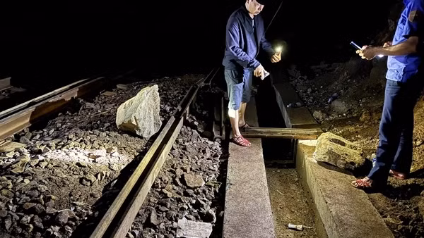 Đá tiếp tục rơi xuống đoạn đường sắt qua đèo Hải Vân, buộc phải ngừng chạy tàu