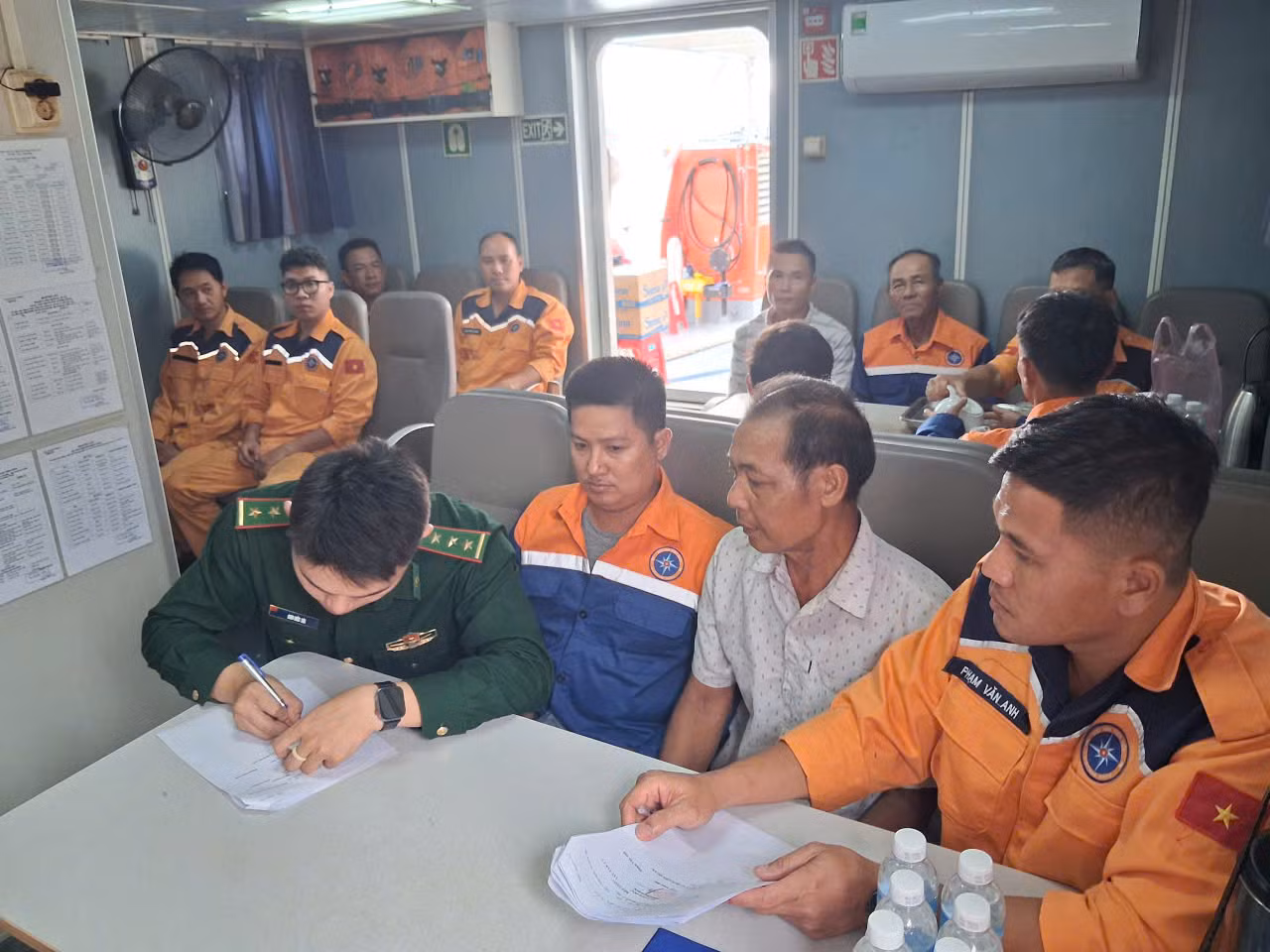  Xuyên đêm cứu 34 ngư dân gặp nạn ngoài khơi Khánh Hoà -0