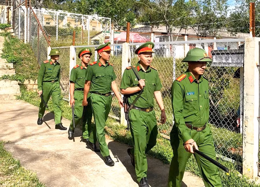 Đảm bảo quyền công dân phía sau song sắt -0