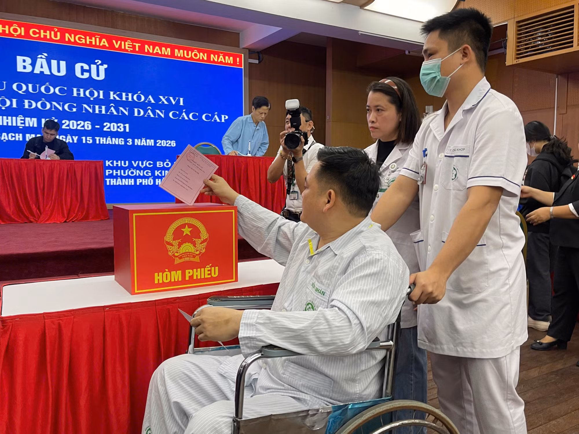 Những lá phiếu đặc biệt nơi giường bệnh -0