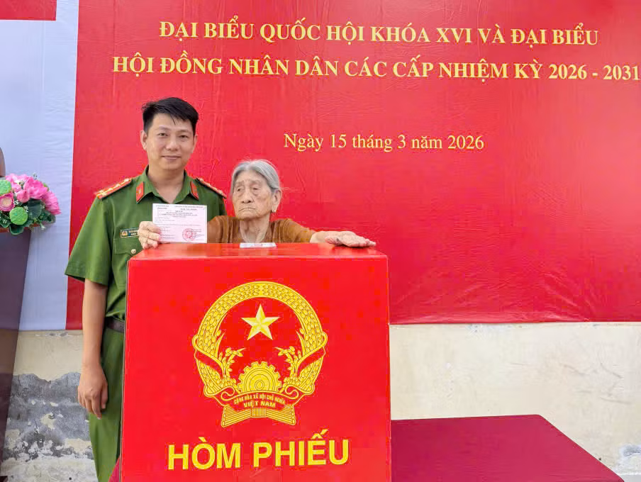 Cụ bà 100 tuổi đi bỏ phiếu bầu cử ở Cần Thơ -0